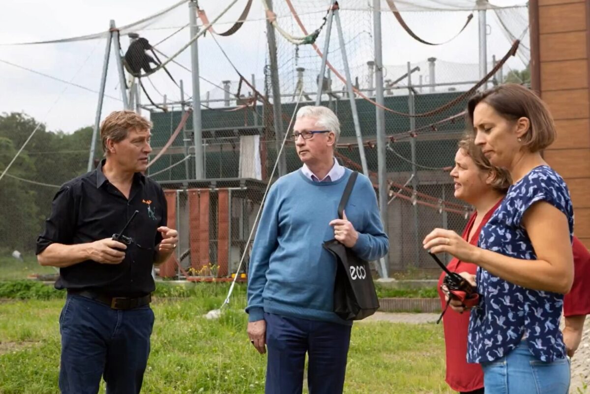 Primatólogo Frans de Waal visita AAP en Almere junto al director de AAP, David Gennep